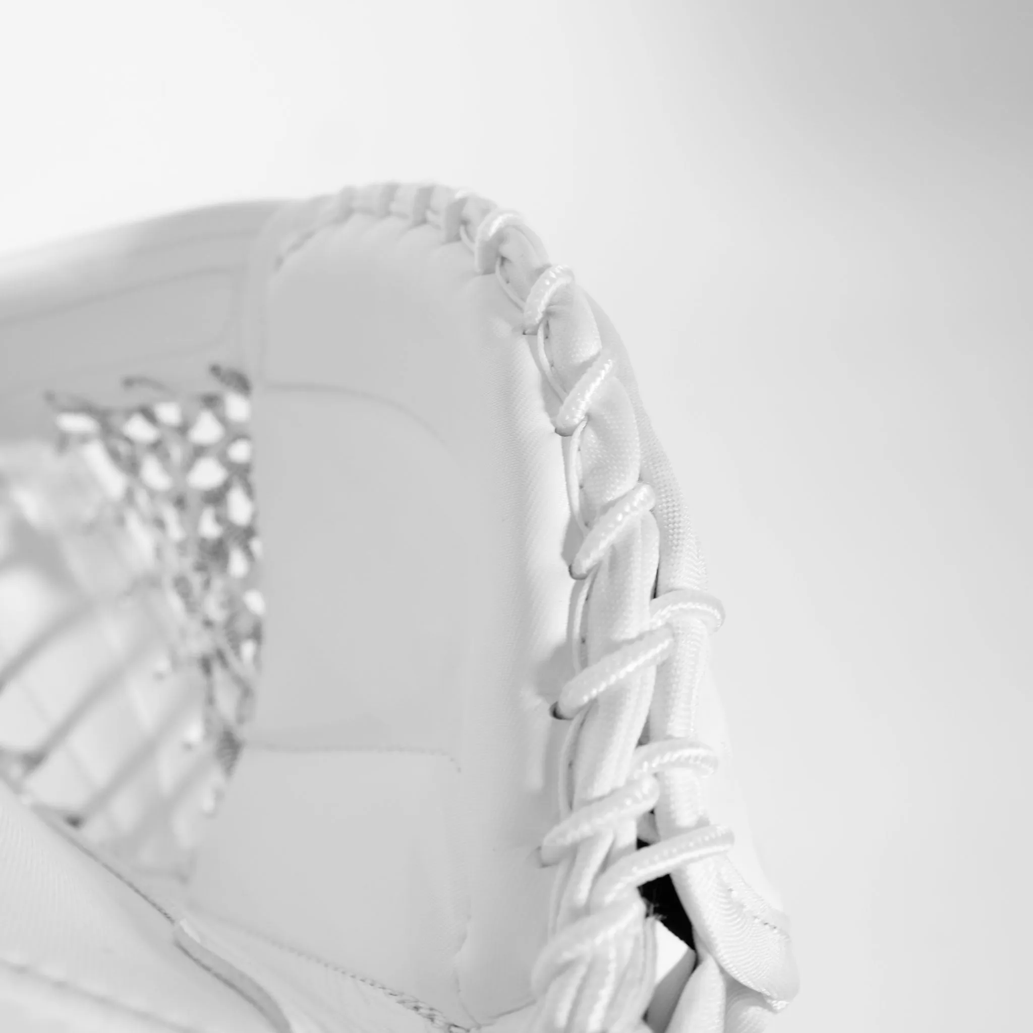 CCM Axis 2.9 Intermediate Goalie Catcher - Source Exclusive
