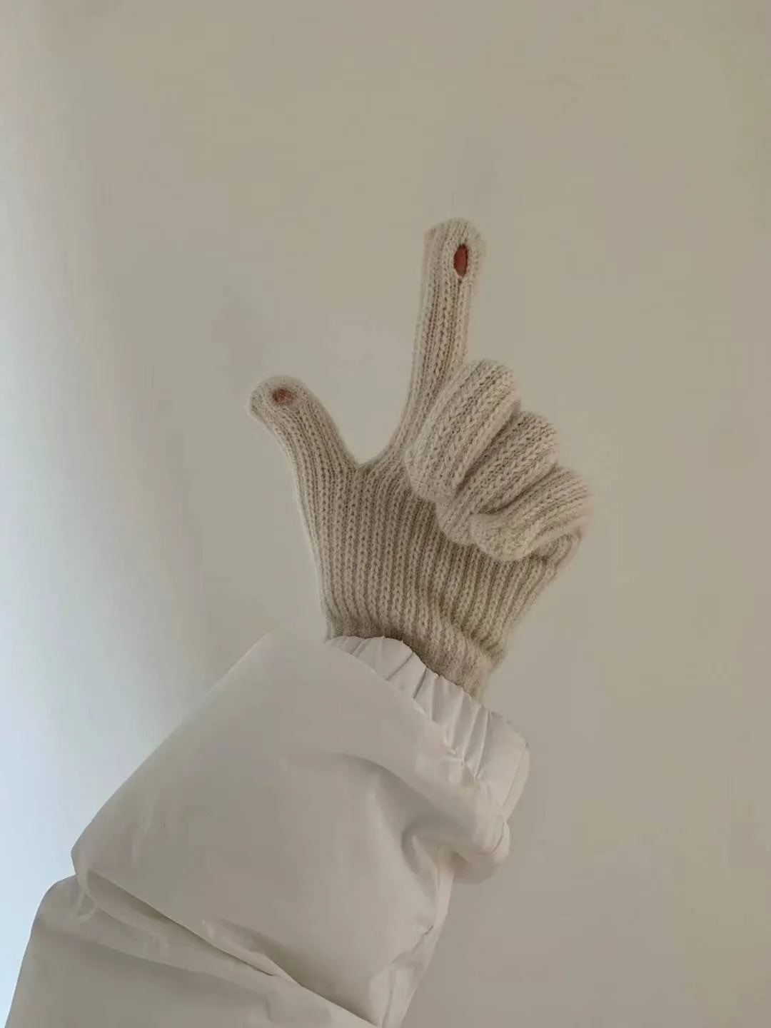 FINGERS HOLE TOUCH GLOVES