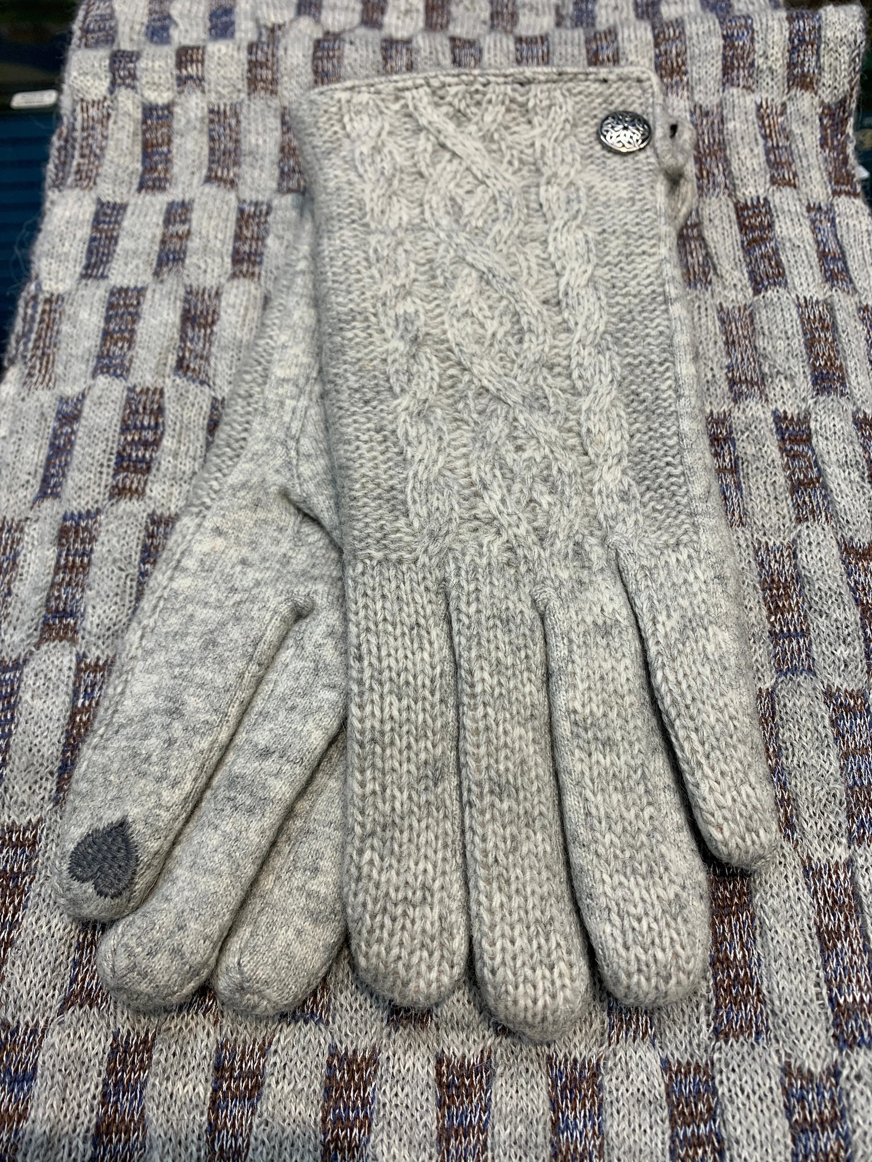 Ladies Aran Cableknit lined Gloves with Celtic Knot