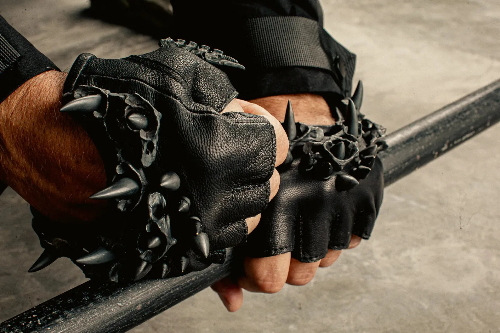 Nightmare Alien Vertebrae Spike Gloves