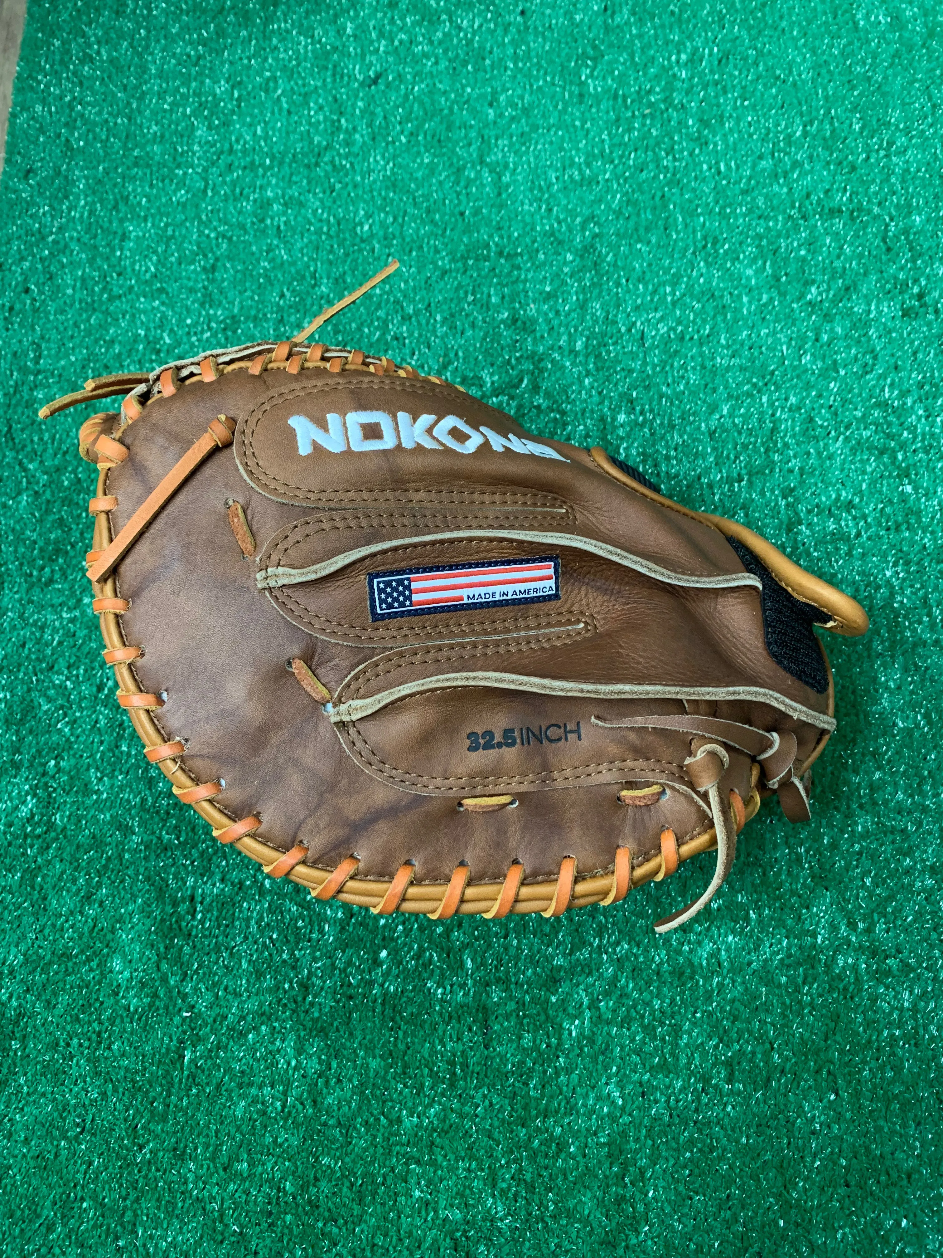 Nokona Walnut™ 32.5'' Fastpitch Catchers Mitt