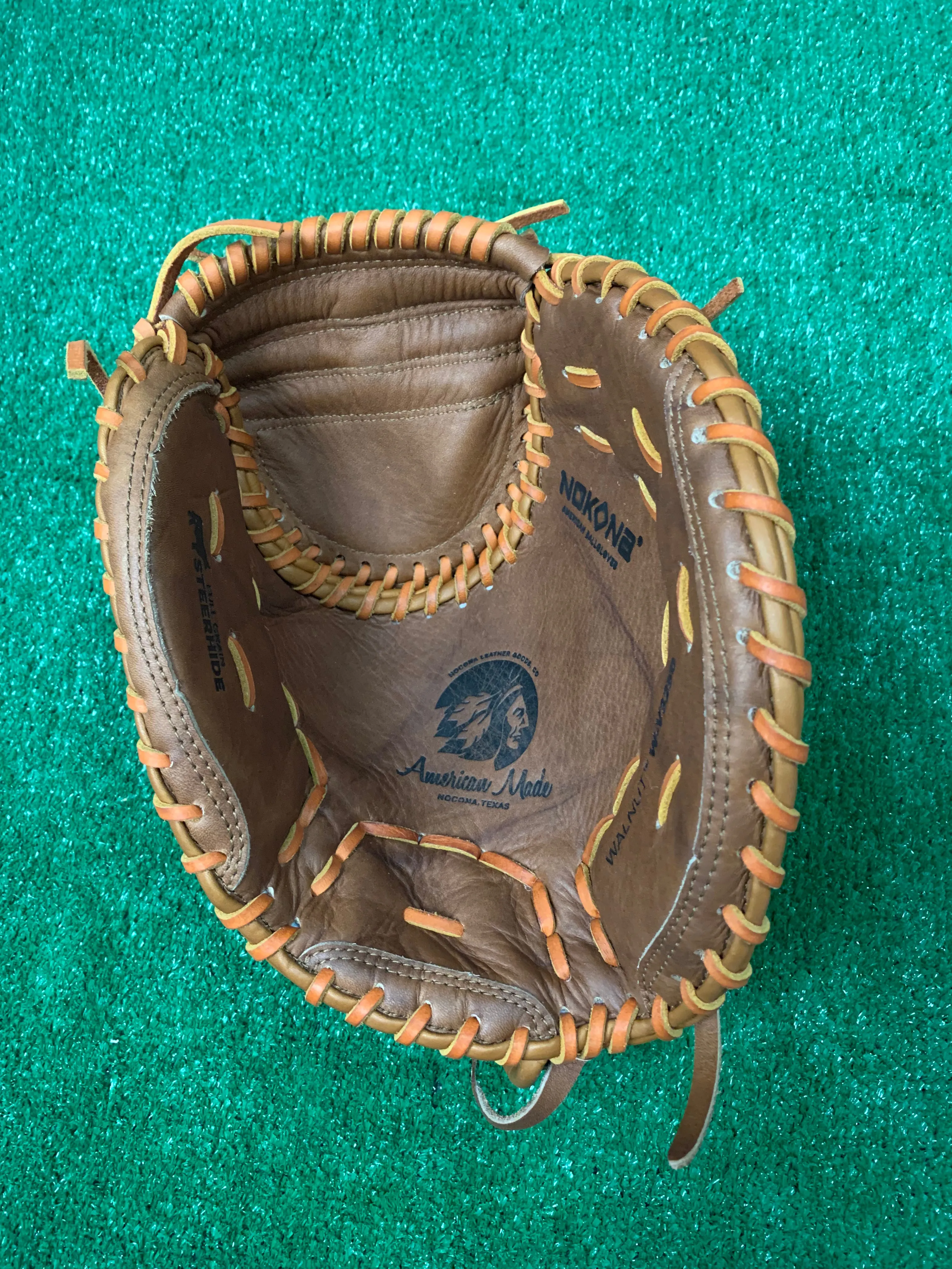 Nokona Walnut™ 32.5'' Fastpitch Catchers Mitt