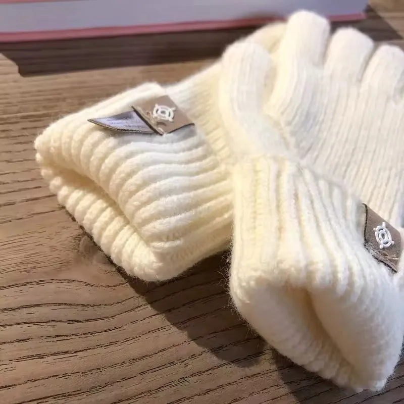 Women's knitted gloves. Soft cashmere gloves. Touchscreen-friendly gloves