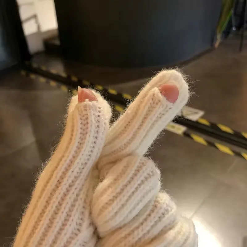 Women's knitted gloves. Soft cashmere gloves. Touchscreen-friendly gloves