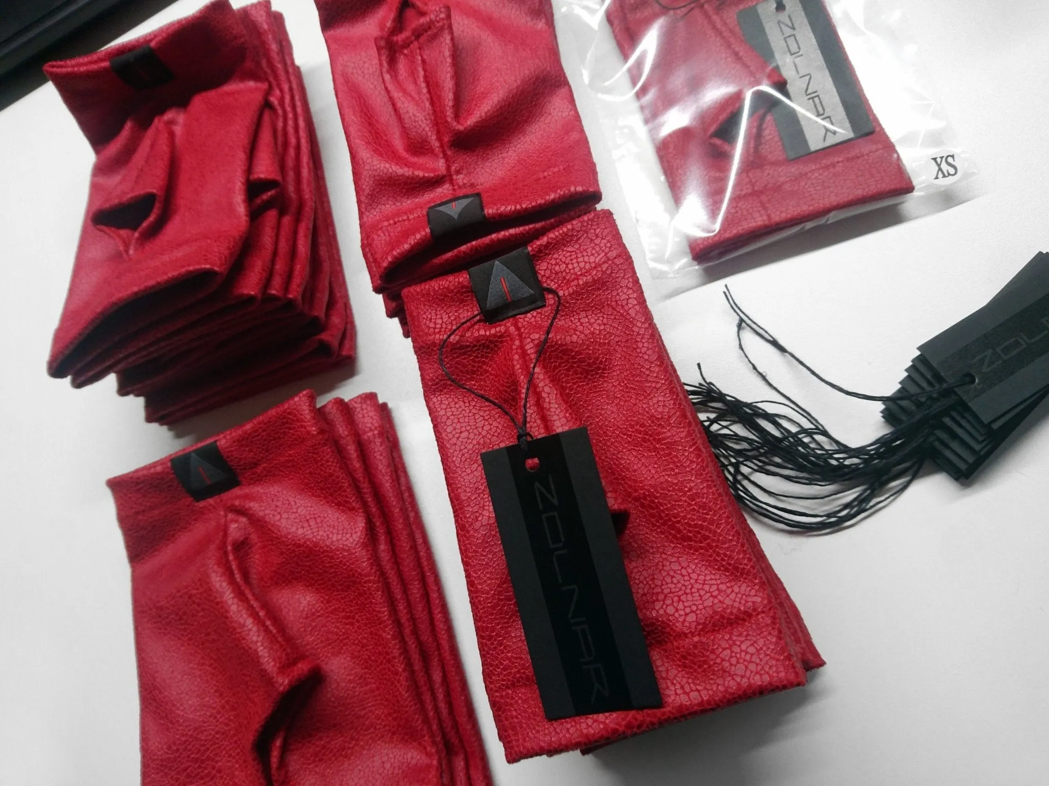 WRP Short faux leather gloves