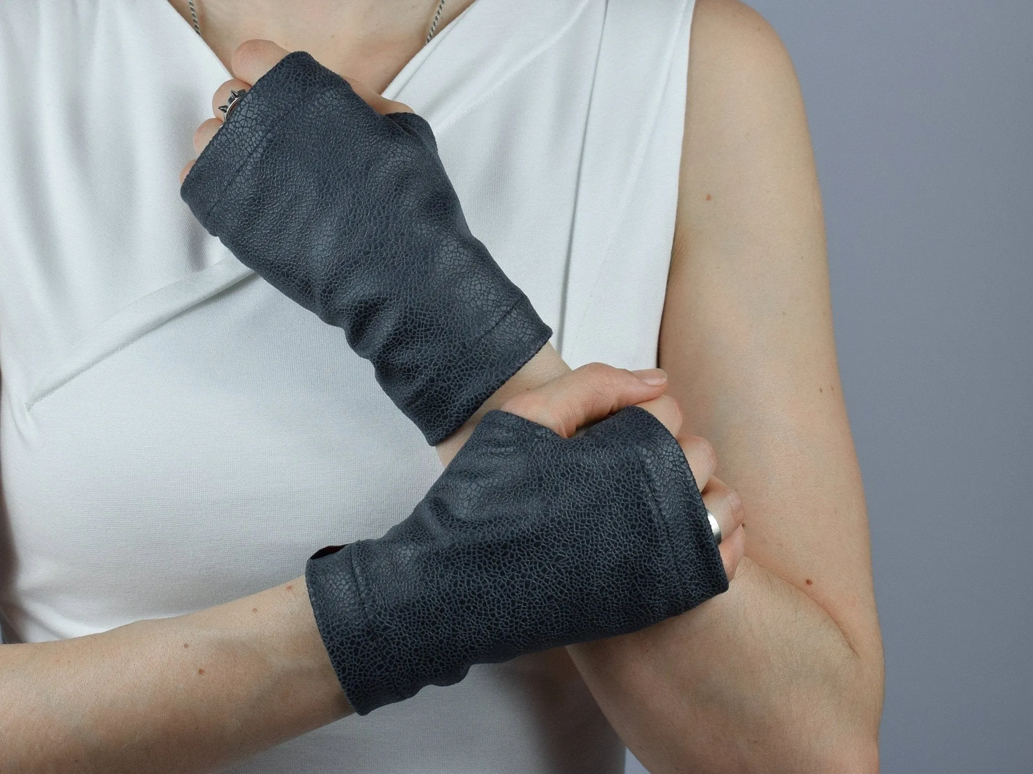 WRP Short faux leather gloves