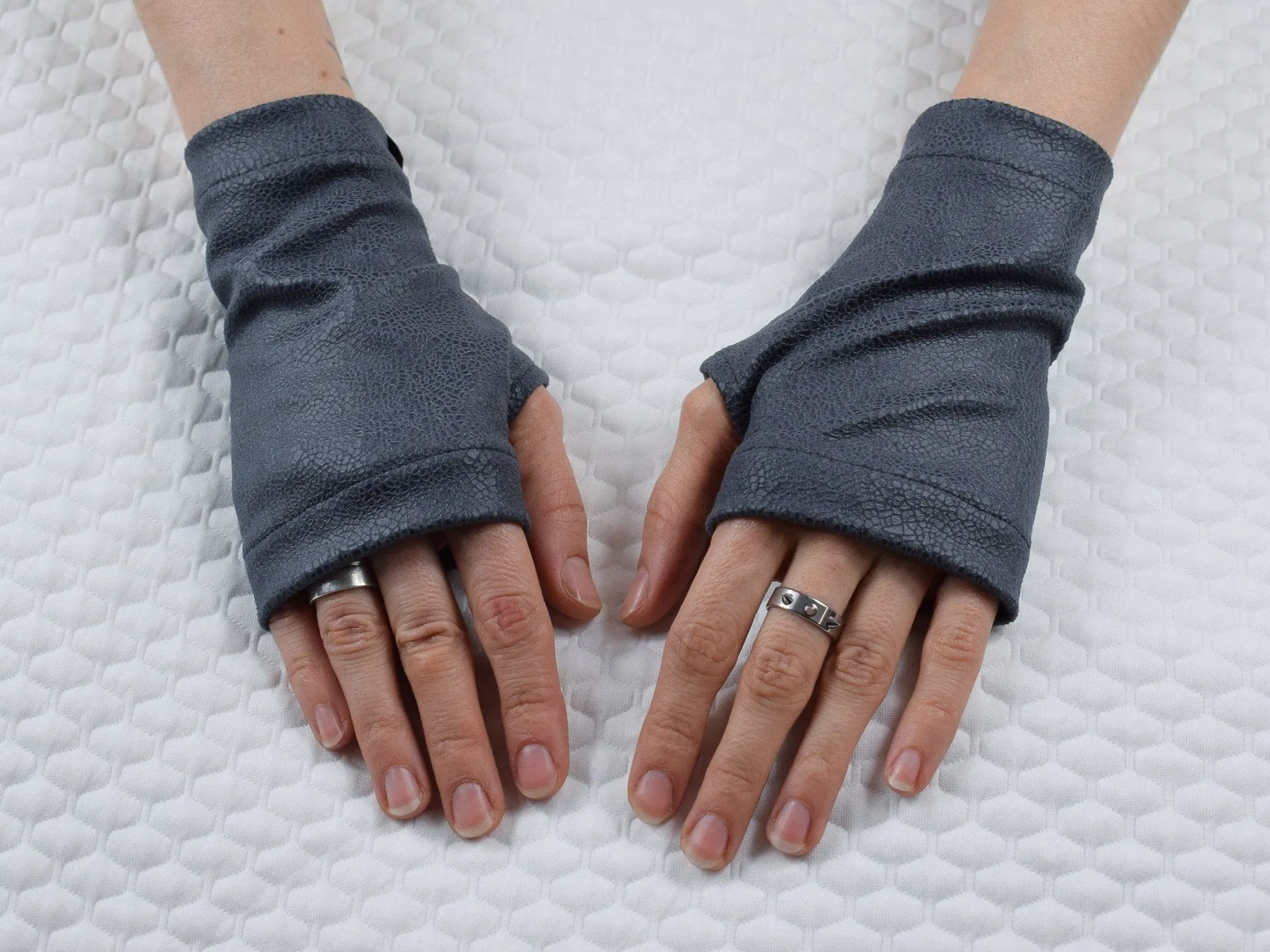 WRP Short faux leather gloves